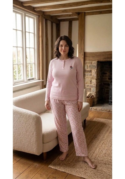 Eyfuze Kadın Kışlık Büyük Beden Desenli Yakası Düğmeli Uzun Kollu Pijama Takımı Pembe - Gri Eyfuze Kadın Kışlık Büyük Beden Desenli Yakası Düğmeli Uzun Kollu Pijama Takımı Pembe - Gri