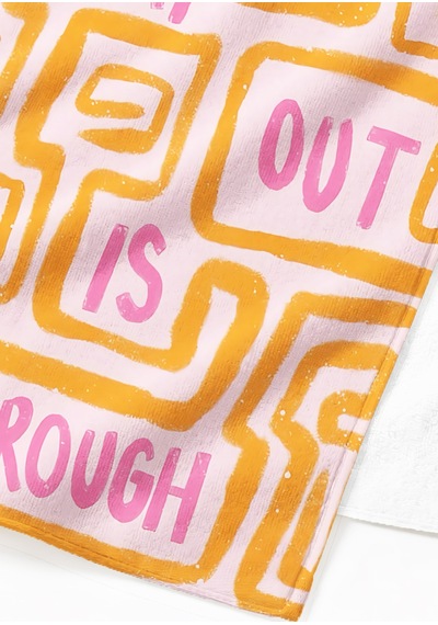 Yazılı Labirent Pembe Turuncu Plaj Havlusu - Geometrik Tipografik Hızlı Kuruyan Mikrofiber Havlu Çok Renkli