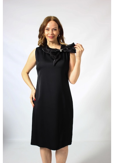 Moda Berray 986 Siyah Yakası Organze Fiyonk Broşlu Saten Kısa Büyük Beden Elbise Siyah