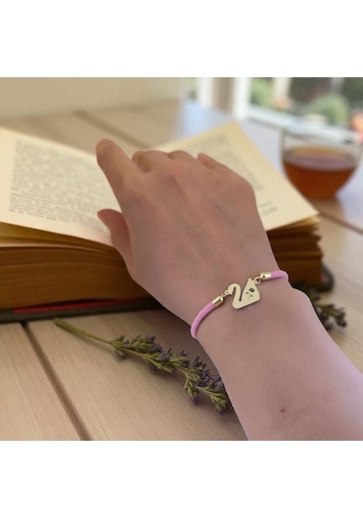 Archin Gül Temalı Kuğu Kuşu Motifli 14 Ayar Altın Plakalı Pembe Örgülü Hediye Bileklik-609sembol Çiçek Archin Gül Temalı Kuğu Kuşu Motifli 14 Ayar Altın Plakalı Pembe Örgülü Hediye Bileklik-609sembol Çiçek