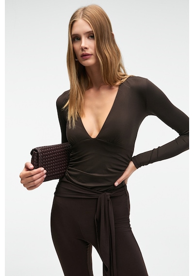 Grımelange TEVRINE Kadın Kruvaze Yakalı Esnek Kumaşlı Uzun Kollu Çıtçıt Kapamalı Slim Fit Koyu Kahverengi Bluz