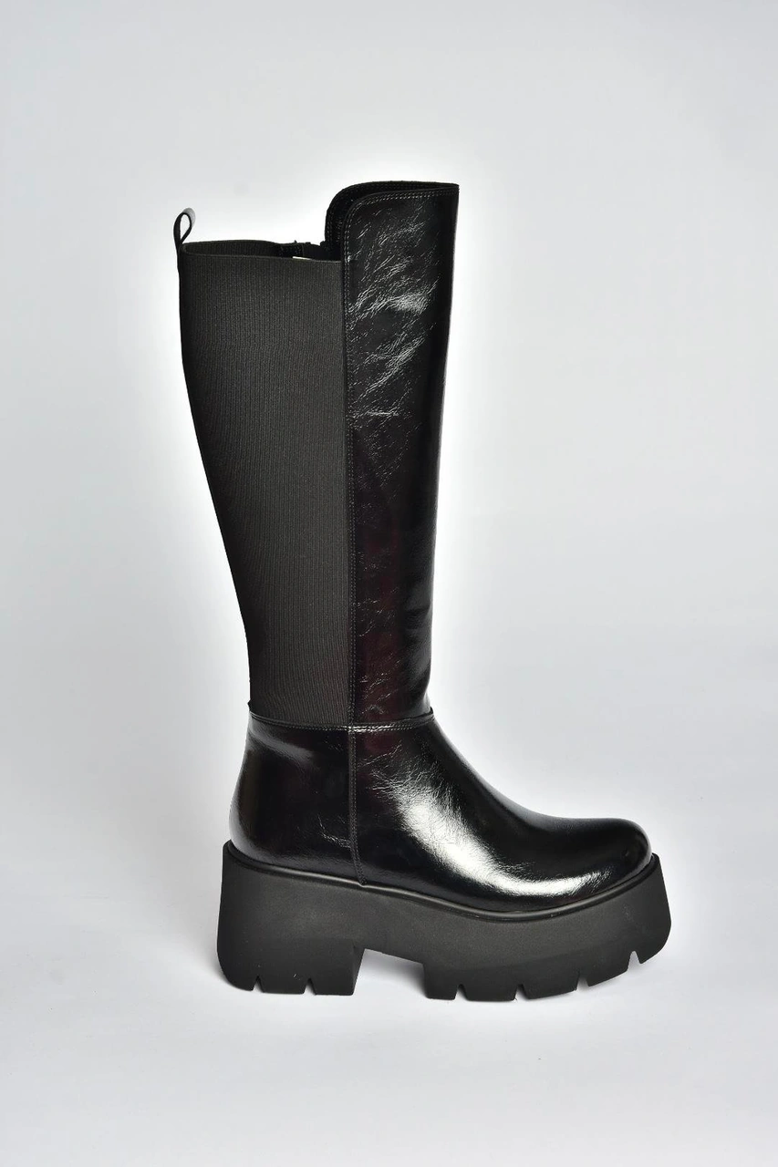Fox Shoes R820060760 Siyah Rustik Kalın Tabanlı Arkası Lastik Detaylı Kadın Çizme Siyah-rustik