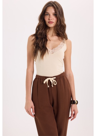 Tudors Kadın Slim Fit Dar Kesim Kolsuz V Yaka Dantel Detaylı Pamuklu Likralı Bej Crop-51074 Sarı