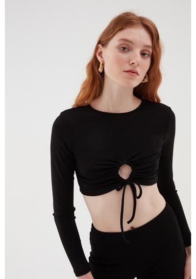 Quzu Dekolte Detaylı Crop Bluz Siyah