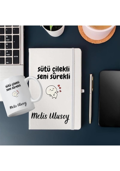 Kişiye Özel Sütü Çilekli Seni Sürekli Tasarımlı Bardak Ve Deri Defter Hediye Seti Kişiye Özel Sütü Çilekli Seni Sürekli Tasarımlı Bardak Ve Deri Defter Hediye Seti