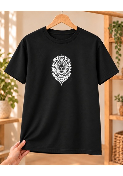 Mor Mürekkep Ornamental Aslan Başı Baskılı Tişört Siyah