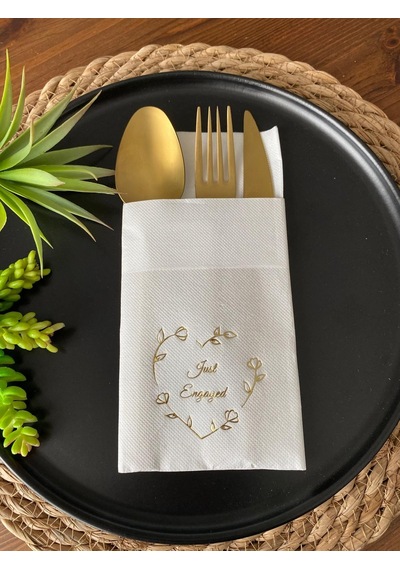 Gold Yaldızlı Beyaz Kalp Çelenk Just Engaged Cepli Peçete 12 Adet 40x40