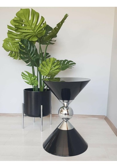 Dekoratif Piramit Siyah Parlak Model Krom Sehpa