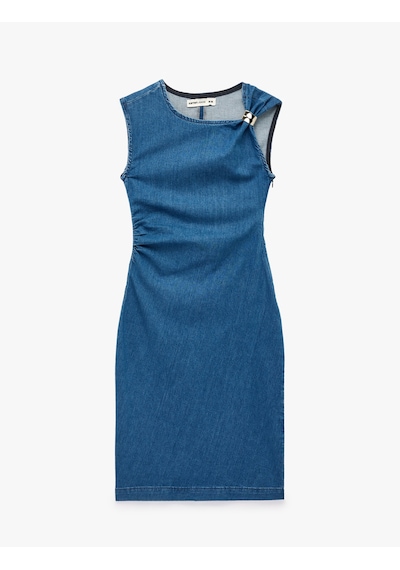 Koton Metal Aksesuarlı Kolsuz Pamuklu Drapeli Denim Midi Elbise Orta İndigo 6sal80031md