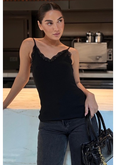 Madmext Siyah Dantelli V Yaka İnce Askılı Atlet Mg2720