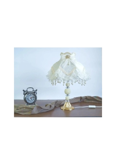 Beyaz Kadife Çiçek Süslemeli Dantelli Başlık İncili Gold Ayaklı Klasik Model Abajur 55x25cm