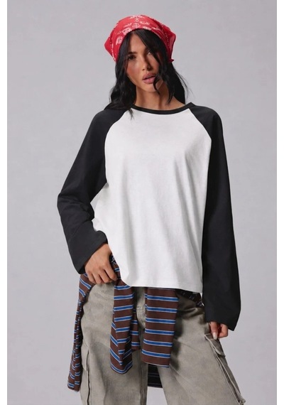 Cool Tarz Kadın Oversize Kontrast Kollu Raglan Bisiklet Yaka Düşük Omuzlu T-shirt Beyaz-siyah Beyaz-siyah
