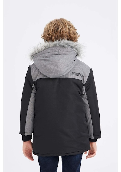 DeFacto Erkek Çocuk Çıkarılabilir Suni Kürk Yaka Kapüşonlu Pelüş Astar Parka C8990A824CWBK27