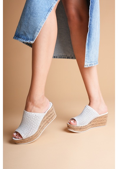 Analin Shoes Kadın Hakiki Deri Delikli Dolgu Topuk Terlik Beyaz