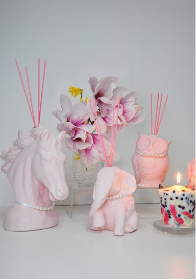İNCİ KOLYELİ PEMBE AT HEYKEL IRIS PUDRA ODA KOKUSU