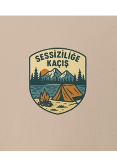 Wildstyle Sessizliğe Kaçış Renkli Doğa Kamp Orman Huzur Rozet Baskılı Unisex Bisiklet Yaka Pamuklu Tişört Camel