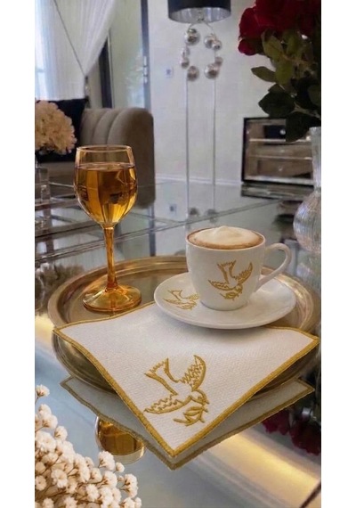 Nakışlı Kahve Yanı Sunumluk Kokteyl Peçetesi Bardak Altlığı Gold Güvercin Desenli Beyaz 14x14 Cm