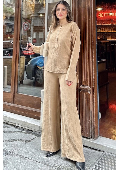 WeShaya Kadın Camel Düğmeli Yuvarlak Yaka Bluz & Beli Lastikli Geniş Paça Pantolon - Salaş Maya Takım Camel WeShaya Kadın Camel Düğmeli Yuvarlak Yaka Bluz & Beli Lastikli Geniş Paça Pantolon - Salaş Maya Takım Camel