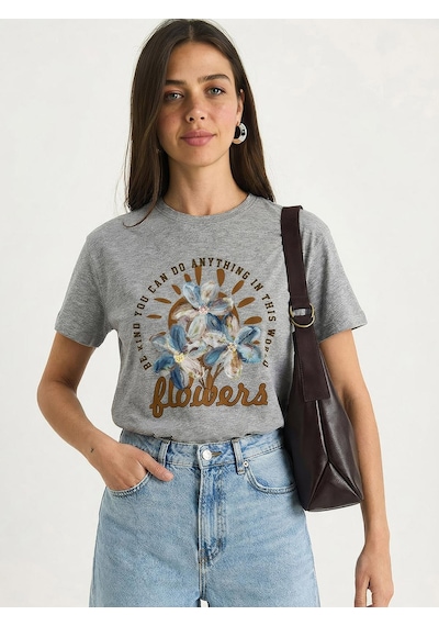 Shade Kadın Kabartma Çiçek Aplikeli Yazı Baskılı Basic T-shirt 7524 60283951 - Gri