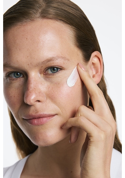 Dudak Ve Yanaklara Doğal Renk Ve Işıltı Veren Stick Scarlet 4,5g + 00 Clear Spf50 Sunscreen 50ml