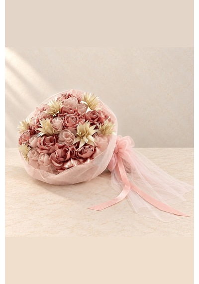 Rose Poudrée Pudra Pembe Saten Gül Ve Altın Çiçekli Tül Buket - El Yapımı Yapay Çiçek