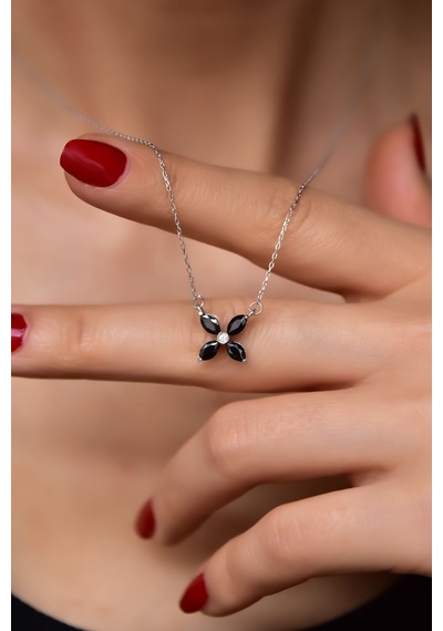 Papatya Silver 925 Ayar Gümüş Rodyum Kaplama Siyah Zirkon Taşlı Plumeria Kolye
