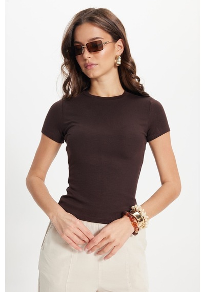 Tudors Kadın Slim Fit Dar Kesim Pamuklu Kısa Kollu Bisiklet Yaka Kahverengi Tişört-50714