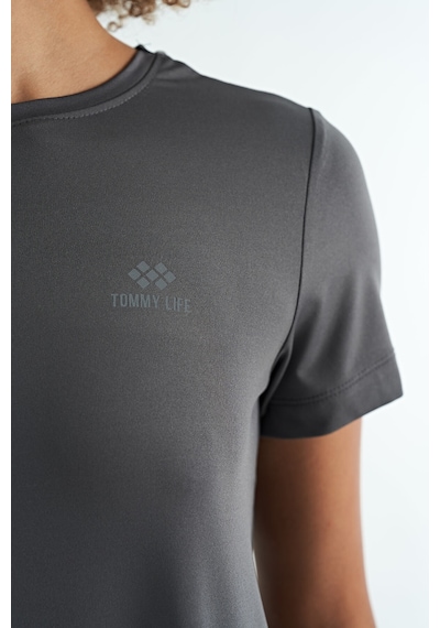 Tommy Life Koyu Gri Sırt Yırtmaç Detaylı O Yaka Kısa Kollu Standart Kalıp Kadın T-shirt - 97267 Koyu Gri Tommy Life Koyu Gri Sırt Yırtmaç Detaylı O Yaka Kısa Kollu Standart Kalıp Kadın T-shirt - 97267 Koyu Gri
