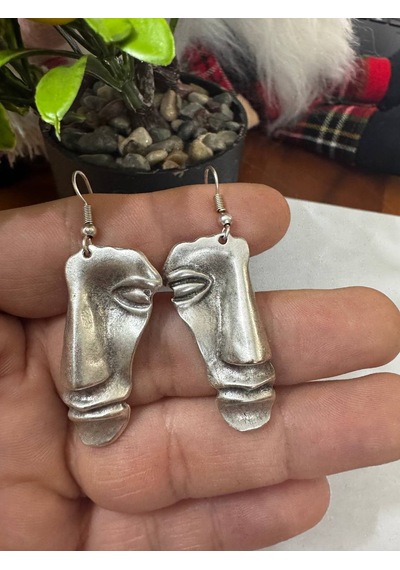 Herşey Nota Soyut Yüz Formlu Metal Figür Küpe Sallantılı Tasarım Küpe Çok Renkli