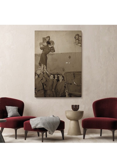 Marlene Dietrich Tutkuyla Öpüşerek İkinci Dünya Savaşından Eve Döndü Kanvas Tablo-5269 50 X 70