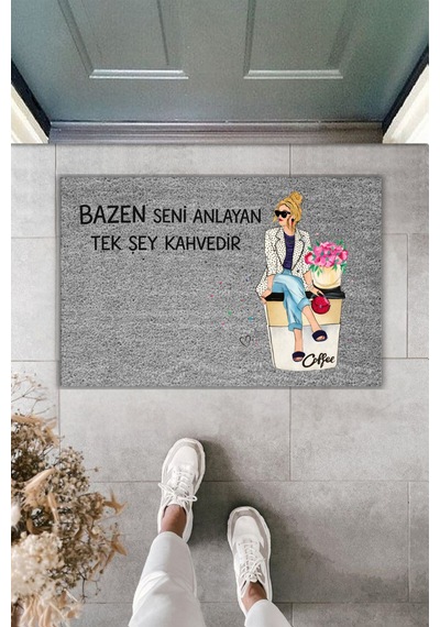 Rugmood Modern Dijital Baskı - Bazen Seni Anlayan Tek Şey Kahvedir Yazılı - Kapı Önü Paspası Gri