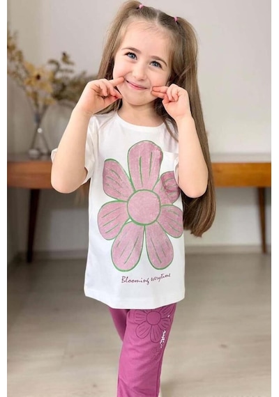 Riccotarz Kız Çocuk Göğsüden Papatya Ve Yazı Detaylı T-shirt Çift Cep Ve İp Detaylı Eşofman Takım Mor Riccotarz Kız Çocuk Göğsüden Papatya Ve Yazı Detaylı T-shirt Çift Cep Ve İp Detaylı Eşofman Takım Mor