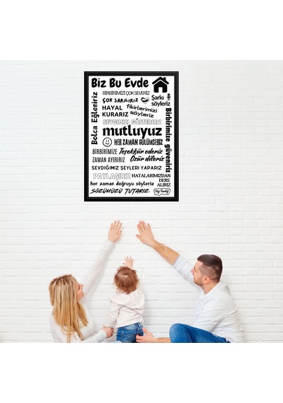 Bu Evde Her Zaman Gülümseriz Yazısı Beyaz Çerçeve Görünümlü Gri Zemin Beyaz Yazılı 40x55 Pvc 1mm