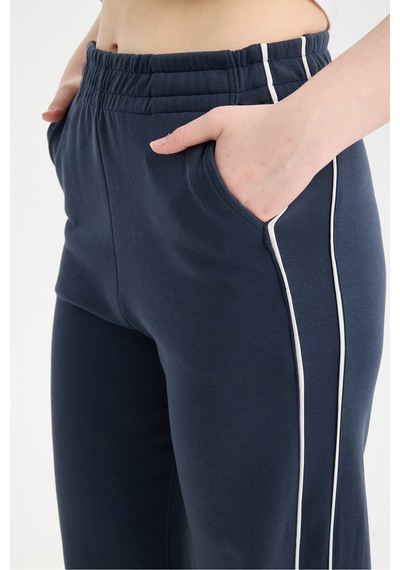 Gugus Kadın Trend Bol Paça Modal Kumaş Eşofman Altı Çift Cepli Wide Leg Yanları Beyaz Şeritli Lacivert-2 Gugus Kadın Trend Bol Paça Modal Kumaş Eşofman Altı Çift Cepli Wide Leg Yanları Beyaz Şeritli Lacivert-2