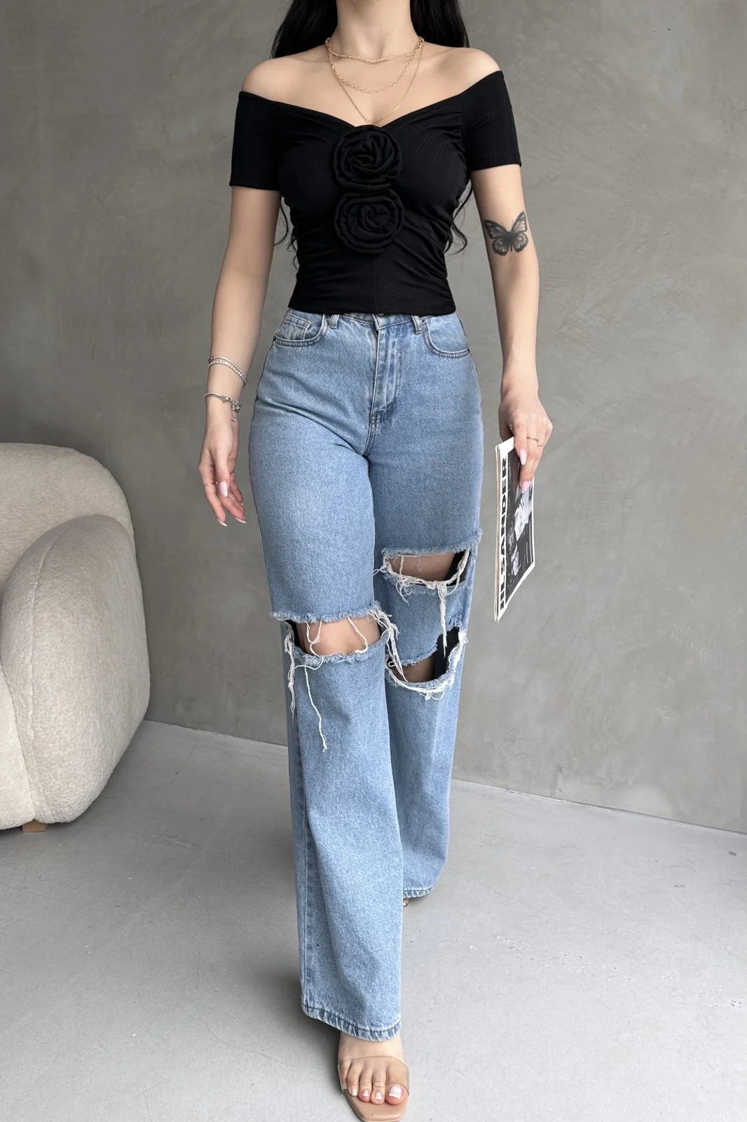 Nido Kayık Yaka Gül Detaylı Crop Bluz siyah