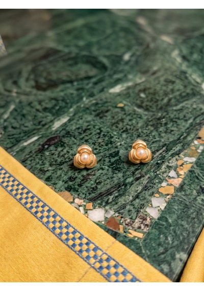 Altın Renk Ortası İncili Dokulu Kamelya Küpe