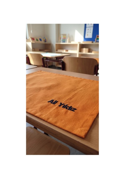 Kişiye Özel İsim Nakışlı Duck Kumaş Beslenme Örtüsü 45x35 Cm Su Ve Leke Tutmaz Kumaş - 922753230