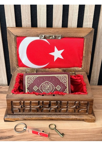 Ceviz El İşlemeli Kur An-ı Kerim Sandığı Türk Bayraklı Kur An-ı Kerim Ve Metal Anahtarlık