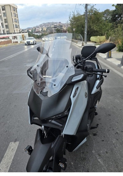 Motocam Yamaha Xmax Techmax Ön Cam 2025-2026 Model 63cm Şeffaf Renkli 4mm Asansörlü