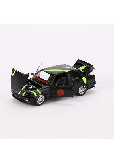 1:24 Ölçek Sesli Işıklı 4 Kapısı Kaput Ve Bagajı Açılan Stantlı Model Araç E30 Siyah