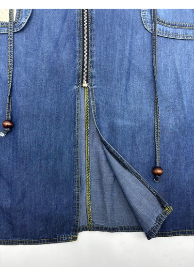 Büyük Beden Kapüşonlu Fermuarlı Denim Görünümlü Çiçek Aplikeli Cepli Uzun Rahat Kesim Kadın Elbise Mavi Büyük Beden Kapüşonlu Fermuarlı Denim Görünümlü Çiçek Aplikeli Cepli Uzun Rahat Kesim Kadın Elbise Mavi