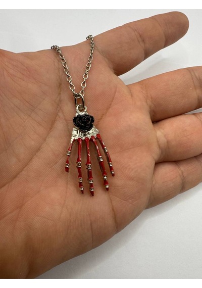 Gül Motifli Kırmızı İskelet El Figürlü Unisex Kolye Gotik Ve Anlamlı Tasarım Çok renkli