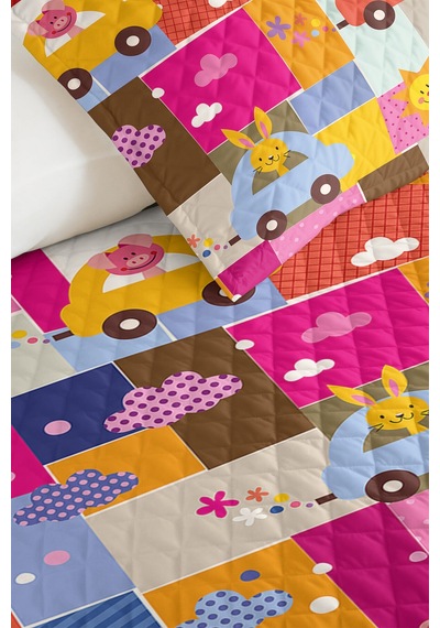 Evimde Bambaşka Pembe Araba Figürlü Kız Çocuk Pike Takımı - Renkli Patchwork Bebek Odası Yatak Örtüsü - 160x220 CM Evimde Bambaşka Pembe Araba Figürlü Kız Çocuk Pike Takımı - Renkli Patchwork Bebek Odası Yatak Örtüsü - 160x220 CM