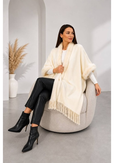 Hıra Co. Kadın Dış Giyim Triko Panço Kürk Detaylı Ve Püsküllü Şal Yaka Panço Bej Bej