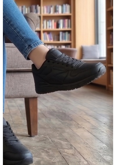 In Step Pure Comfort: Siyah Modern Şehir Ve Yürüyüş Ayakkabısı