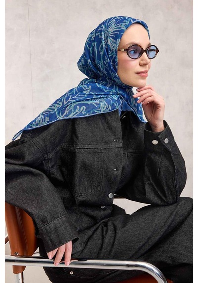 Silk Home Pamuk Polyester Soft Eşarp Koyu Mavi Lilium Desenli Kaymaz Dokulu 90x90 Çok Renkli