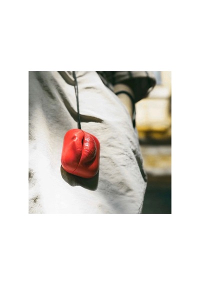 Caseonn Apple Airpods Uyumlu 5 Kılıf Kabartmalı Dudak Lip Pembe
