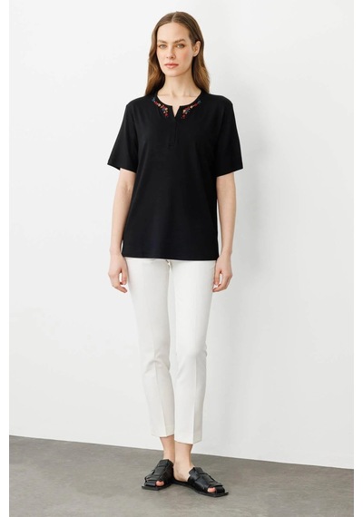Desen Triko Kadın Açma Yaka Nakış İşlemeli T-shirt 25703 Siyah Siyah
