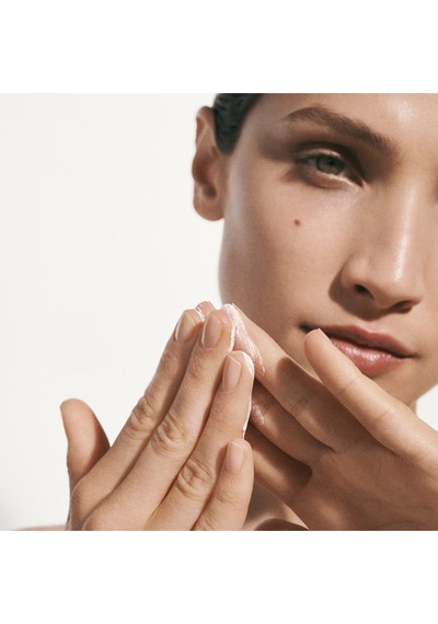 Cilde Pürüzsüz & Aydınlık Görünüm Kazandıran Nemlendirici Gündüz Krem 100 Ml-the Moisturizing Cream