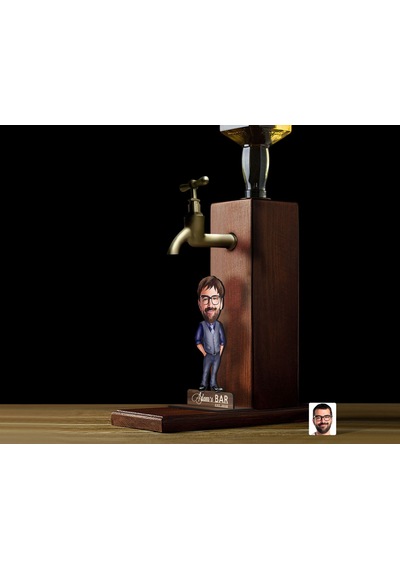 Bk Gift Kişiye Özel Patron Baba Karikatürlü Musluklu Ahşap Viski Standı-2, Viski Çeşmesi, Doğum Günü Hediyesi, İçecek Dispenseri